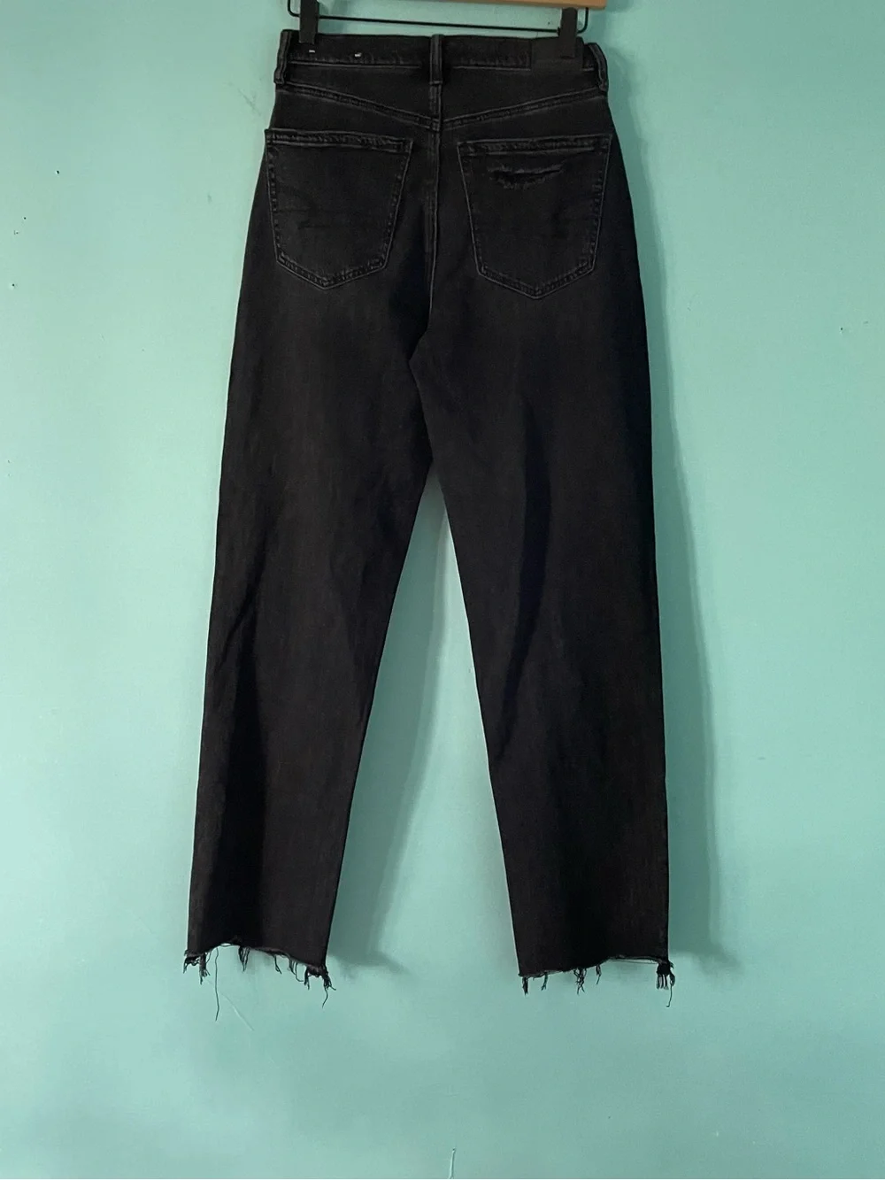 American Eagle Strigid Washed Black Distressed Ripped Knee Raw Hem 2 High Rise
